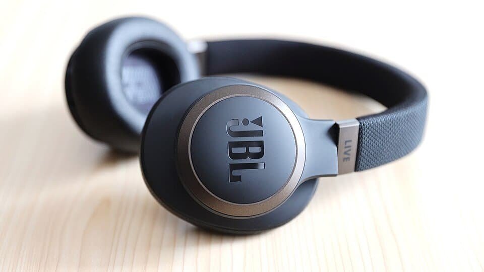 Over-ear noise cancelling headphones (item type photo, not the exact product)